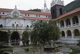 590_Binnenplaats van de Basillica, Banos